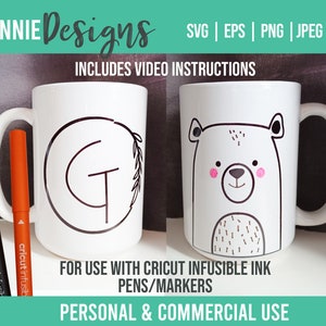 Könnte beinhalten: Zwei weiße Keramikbecher mit schwarzen und orangefarbenen Markern. Ein Becher zeigt einen schwarzen Umriss des Buchstabens "G" in einem Kreis mit Blättern. Der andere Becher hat ein Cartoon-Bärengesicht mit rosa Wangen und einer braunen Nase. Der Text auf dem Bild lautet "KENNIE Designs" und "FOR USE WITH CRICUT INFUSIBLE INK PENS/MARKERS".