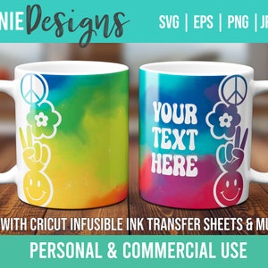 Puede incluir: Dos tazas de cerámica blanca con un diseño tie-dye. Una taza tiene el texto "YOUR TEXT HERE" y la otra taza tiene un signo de paz, una flor y una mano de paz. Ambas tazas tienen una cara sonriente.