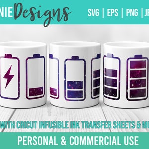 Może przedstawiać: Trzy białe ceramiczne kubki z wzorami baterii. Grafika baterii przedstawia fioletowo-niebieski wzór galaktyki, z błyskawicą. Tekst na kubkach brzmi "KENNIE Designs" i "SVG | EPS | PNG | JPEG".