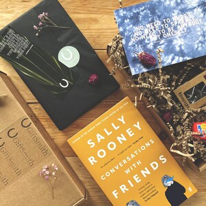Hermosa caja de regalo de amante del libro pre-amado / flores silvestres secas / postal literaria (su elección) / conversaciones con amigos - Sally Rooney