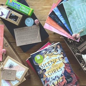 La caja para amantes de los libros feministas empoderantes: libros usados, postales preciosas, semillas literarias florales, bolsitas de té de baño de jazmín, té + chocolate...