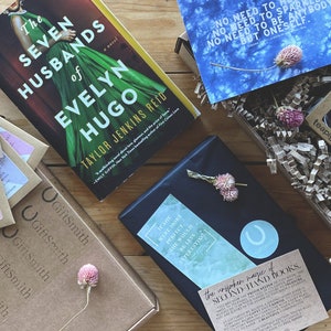 Pre-amado Book Lover Gift Box / Los siete maridos de Evelyn Hugo - Taylor Jenkins Reid / Postal literaria (elija un diseño) + Marcador