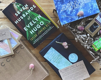 Pre-loved Book Lover Gift Box | The Seven Husbands of Evelyn Hugo - Taylor Jenkins Reid | Literary Postcard (choose a design) + Bookmark