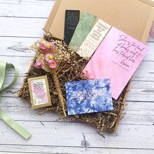 Le coffret cadeau des amoureux des livres - adapté aux boîtes aux lettres - carnet de notes, graines littéraires, bouquet de fleurs séchées, citations de livres et carte postale