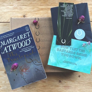 Pre-amado Book Lover Box / Dried Wild Flowers / Postal literaria (elija diseño) Caja de regalo / La Penélopía - Margaret Atwood / Sostenible