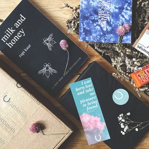 Gorgeous Pre-loved Book Lover Gift Box / Dried Wild Flowers / Literary Postcard (elija un diseño) / leche y miel - Rupi Kaur / Sustainable