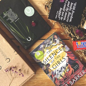 Gorgeous Pre-loved Book Lover Gift Box / El silencio de las chicas - Pat Barker / Postal literaria (elija un diseño) + Marcador
