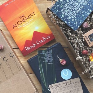 Gorgeous Pre-loved Book Lover Gift Box / El Alquimista - Paulo Coelho / Postal Literaria (elige un diseño) + Marcador