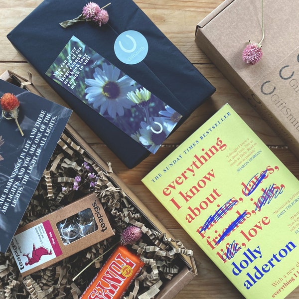 Vorliebe Buchliebhaber Geschenkbox | Everything I Know About Love - Dolly Alderton | Literarische Postkarte (Design auswählen) + Lesezeichen