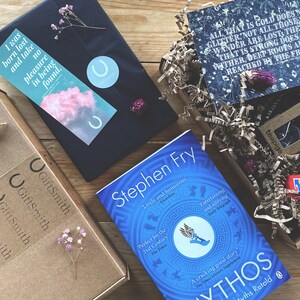 Caja de regalo para amantes de los libros pre-amado / Flores silvestres / Postal literaria + Marcador / Mitos: Los mitos griegos recontados - Stephen Fry / Sostenible