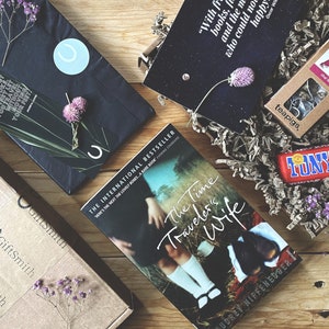 Preciosa caja de regalo para amantes de los libros usados / Flores silvestres / Postal literaria (a elección) / La esposa del viajero en el tiempo - Audrey Niffenegger