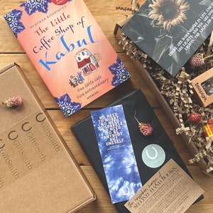 Pre-amado Book Lover Gift Box / The Little Coffee Shop of Kabul - Deborah Rodriguez / Postal Literaria (elige un diseño) + Marcador