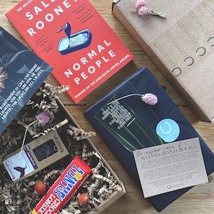 Magnífica caja de regalo para amantes de los libros pre-amados / Gente normal - Sally Rooney / Postal literaria (elija un diseño) + Marcador / Flores silvestres secas