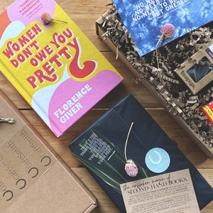 Caja de regalo para amantes de los libros pre-loved / Women Don't Owe You Pretty - Florence Given / Postal literaria (elegir un diseño) + Marcador