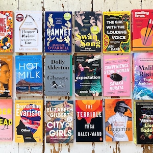 Die neue und aufregende Buchliebhaber-Box für Schriftstellerin: Pre-Loved Buch, wunderschöne Postkarte + Lesezeichen, Tee + Schokolade, wunderschöne Trockenblumen