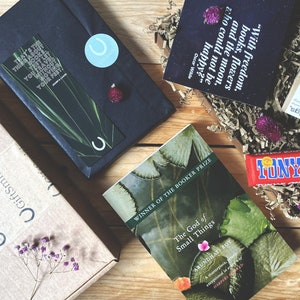 Nachhaltige vorgeliebte BuchLiebhaber Geschenk-Box | Der Gott der kleinen Dinge - Arundhati Roy | Literarische Postkarte (wählen Sie ein Design) + Lesezeichen