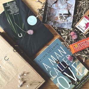 Libro usado / Flores silvestres secas / Caja de regalo con postales literarias / Un hombre llamado Ove - Fredrik Backman / Amante de los libros sostenibles Bookworm