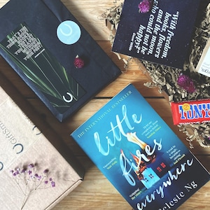 Hermosa caja de regalo para amantes de los libros / Flores silvestres secas / Postal literaria (elija un diseño) / Little Fires Everywhere - Celeste Ng