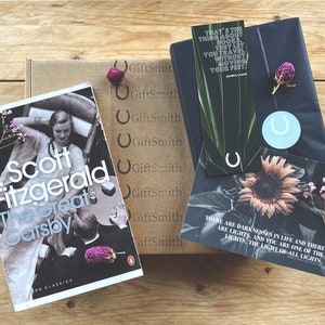 Hermosa caja de regalo amante del libro pre-amado / flores silvestres secas / postal literaria (elegir un diseño) / El Gran Gatsby - F. Scott Fitzgerald