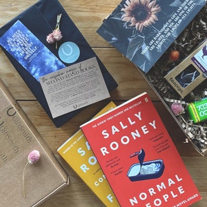 The Ultimate Sally Rooney Pre-Loved Book Lover Gift Box / Postal literaria (elige un diseño) + Marcador
