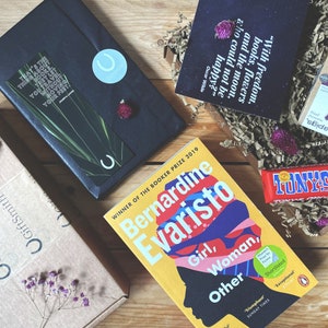 Geliebte Buch-Liebhaber-Geschenkbox | Mädchen,Frau,Andere - Bernadine Evaristo | Literatur Postkarte (Design auswählen) + Lesezeichen