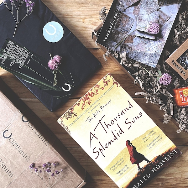 Schöne vorgeliebte Buchliebhaber Geschenkbox | Tausend herrliche Sonnen - Khaled Hosseini | Literarische Postkarte (Wähle ein Design)