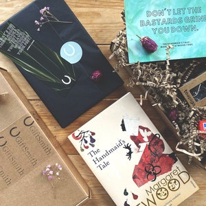 Sustainable Pre-loved Book Lover Gift Box / The Handmaid's Tale - Margaret Atwood / Postal Literaria (elige un diseño) / Flores Silvestres Secas