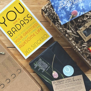 Gorgeous, Empowering Pre-loved Book Lover Gift Box / You are a Badass - Jen Sincero / Literary Postcard (elige un diseño) + Bookmark
