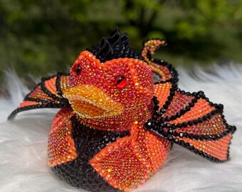 Pato dragón adornado con brillantes diamantes de imitación