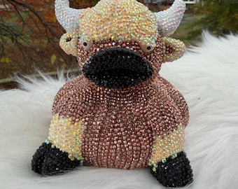 Vaca de las Tierras Altas con diamantes de imitación brillantes y pedrería
