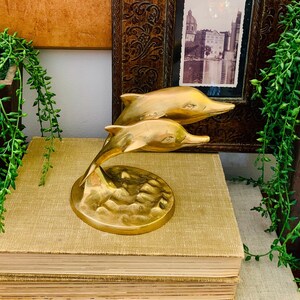 Estatueta de golfinhos de latão vintage, costeira, praia