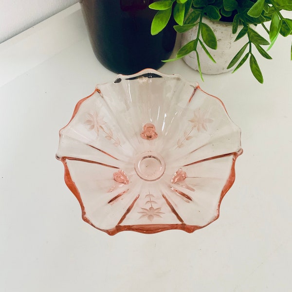 Vintage anni '30 Depression Glass Style Rose Pink Pastel Footed Dish, Bowl, Wheel Cut Flower Pattern