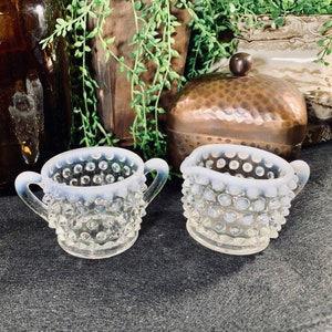 Set vintage in miniatura Hobnail Moonstone Opalescent Mini Cream e zucchero, Fenton Hobnail, Tea Time, Caffè, Set da tè