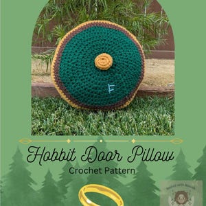 Può includere: Schema a uncinetto per un cuscino a forma di porta di hobbit verde, marrone e giallo. Il cuscino è rotondo e ha un piccolo pomo rotondo giallo al centro. Lo schema è disponibile per l'acquisto.