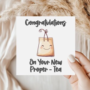Felicitaciones por su nueva propiedad - Tarjeta de felicitación de té - Tarjetas para el día de la mudanza - Tarjeta con tipografía divertida - Cartulina reciclada con sobre