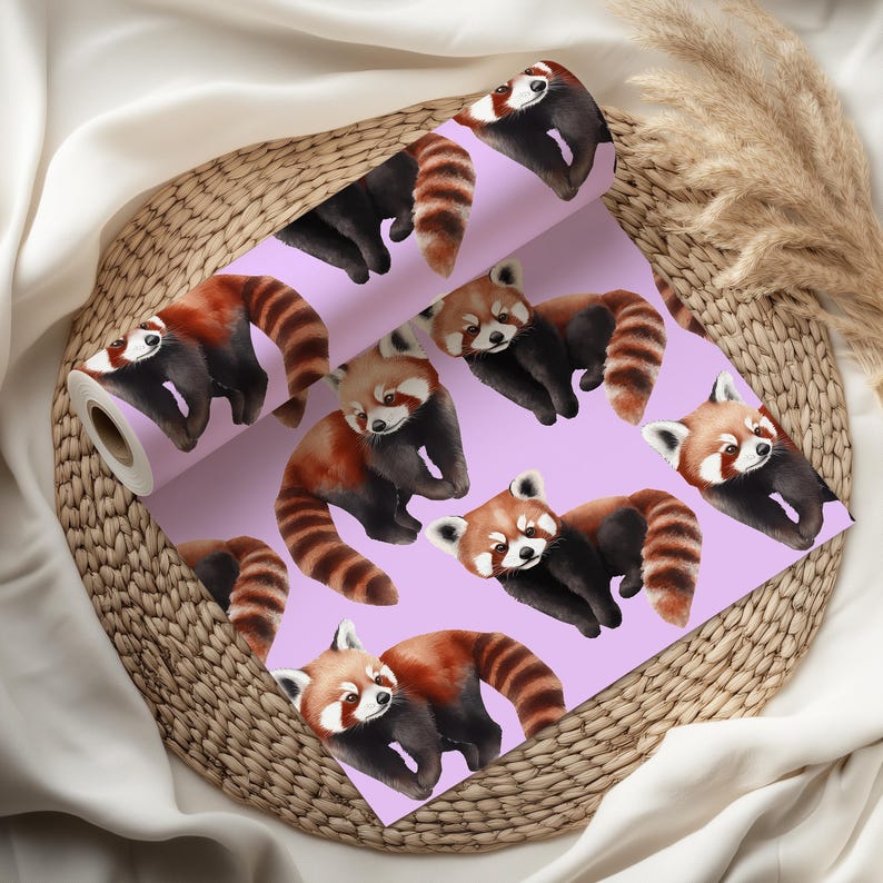 K&ouml;nnte beinhalten: Eine Tapetenrolle mit einem sich wiederholenden Muster von roten Pandas auf helllila Hintergrund. Die roten Pandas haben rotbraunes Fell, schwarze Beine und gestreifte Schw&auml;nze. Die Tapete wird auf einem Weidenkorb pr&auml;sentiert.