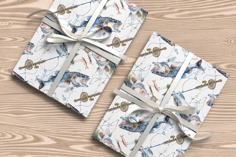 Puede incluir: Dos paquetes rectangulares envueltos en papel blanco con un patr&oacute;n de acuarela de peces azules y grises, ca&ntilde;as de pescar y redes. Cada paquete est&aacute; atado con una cinta lisa de color claro anudada en un lazo en el centro del papel.