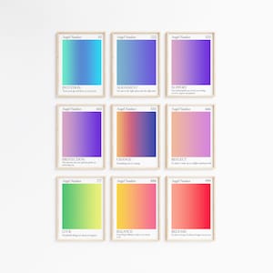 Könnte beinhalten: Neun druckbare Poster mit Farbverläufen und weißem Text. Jedes Poster zeigt eine Engelszahl, ein zugehöriges Wort und einen kurzen Satz. Die Engelszahlen sind 111, 222, 333, 444, 555, 666, 777, 888 und 999.