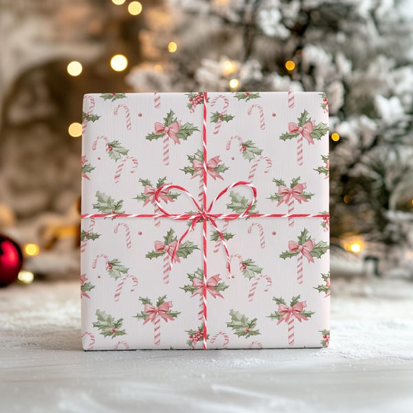Weißes Geschenkpapier für Weihnachten mit Blättern der Ilex, Zuckerstangen & Schleifen