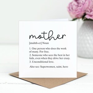 Tarjeta de felicitación con cita sobre el significado de la madre - Tarjetas para el día de la madre - Tarjeta con tipografía divertida en cartulina reciclada