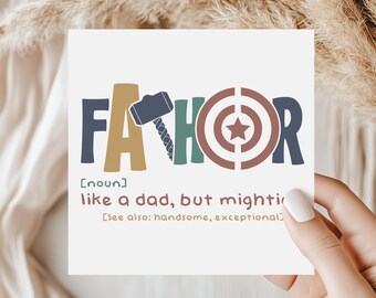 Könnte beinhalten: Eine quadratische Karte mit dem Wort "FATHOR" in bunten Buchstaben. Das "A" ist durch einen Hammer und das "O" durch ein Schild und einen Stern ersetzt. Der Text darunter lautet "like a dad, but mighti" und "See also: handsome, exceptional."