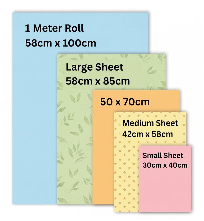 Puede incluir: Una colecci&oacute;n de cinco hojas y rollos de papel rectangulares de varios tama&ntilde;os y colores. Los art&iacute;culos incluyen un rollo azul claro de 58cm x 100cm, una hoja verde con patr&oacute;n de hojas de 58cm x 85cm, una hoja naranja s&oacute;lida de 50cm x 70cm, una hoja amarilla con patr&oacute;n de estrellas de 42cm x 58cm y una hoja rosa s&oacute;lida de 30cm x 40cm.