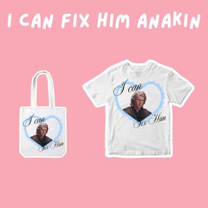 Può includere: Borsa di tela bianca e t-shirt bianca con un design a forma di cuore blu che presenta un'immagine di Anakin Skywalker di Star Wars. Il testo sulla borsa e la t-shirt dice "Posso sistemarlo".