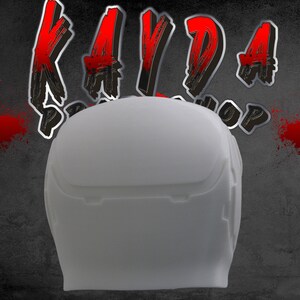 Op de afbeelding: Witte, ongeverfde plastic helm met een glad oppervlak en een reli&euml;fdesign aan de voorkant. De helm is een blanco canvas om te schilderen en aan te passen.