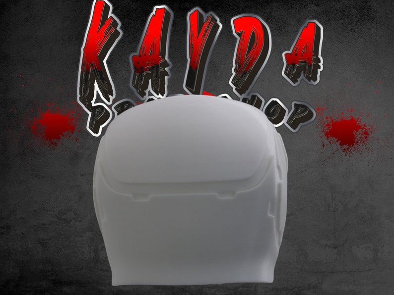 Op de afbeelding: Witte, ongeverfde plastic helm met een glad oppervlak en een reli&euml;fdesign aan de voorkant. De helm is een blanco canvas om te schilderen en aan te passen.