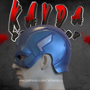 Op de afbeelding: Een blauwe en zilveren Captain America helm met een gestructureerd oppervlak. De helm zit op een mannequinhoofd en de tekst "www.patreon.com/johanpro" is zichtbaar onderaan de afbeelding.