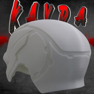 Op de afbeelding: Witte plastic helm met een futuristisch ontwerp. De helm heeft een glad, rond oppervlak met een paar verhoogde lijnen en details. De helm staat op een donkergrijze achtergrond.