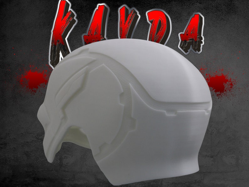 Op de afbeelding: Witte plastic helm met een futuristisch ontwerp. De helm heeft een glad, rond oppervlak met een paar verhoogde lijnen en details. De helm staat op een donkergrijze achtergrond.