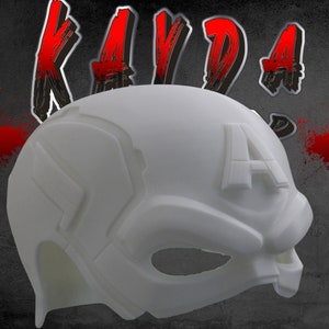 Op de afbeelding: Witte Captain America-masker van plastic met een reli&euml;fletter 'A' aan de voorkant.