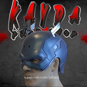 Op de afbeelding: Een blauwe en grijze plastic helm met een getextureerd oppervlak. De helm heeft een vizier en een klein, wit, puntig stukje bovenop. De helm zit op een mannequinhoofd.